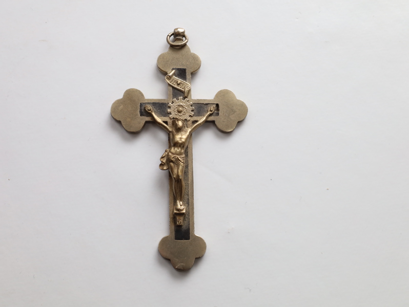 Krusifiks i støpt metall, ca. første halvdel av 1900-tallet – 10,5 cm
