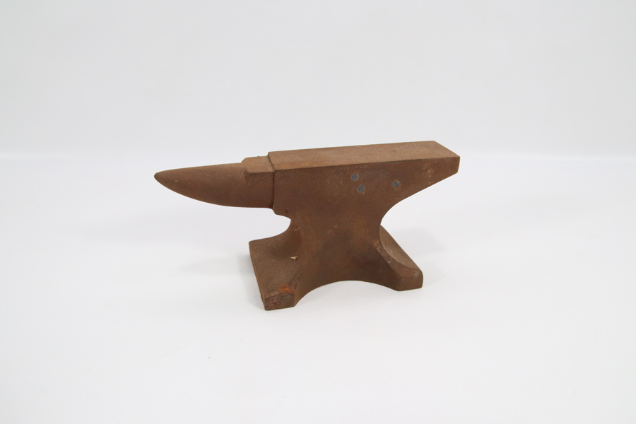 Liten smedambolt i jern – dekorativt håndverktøy