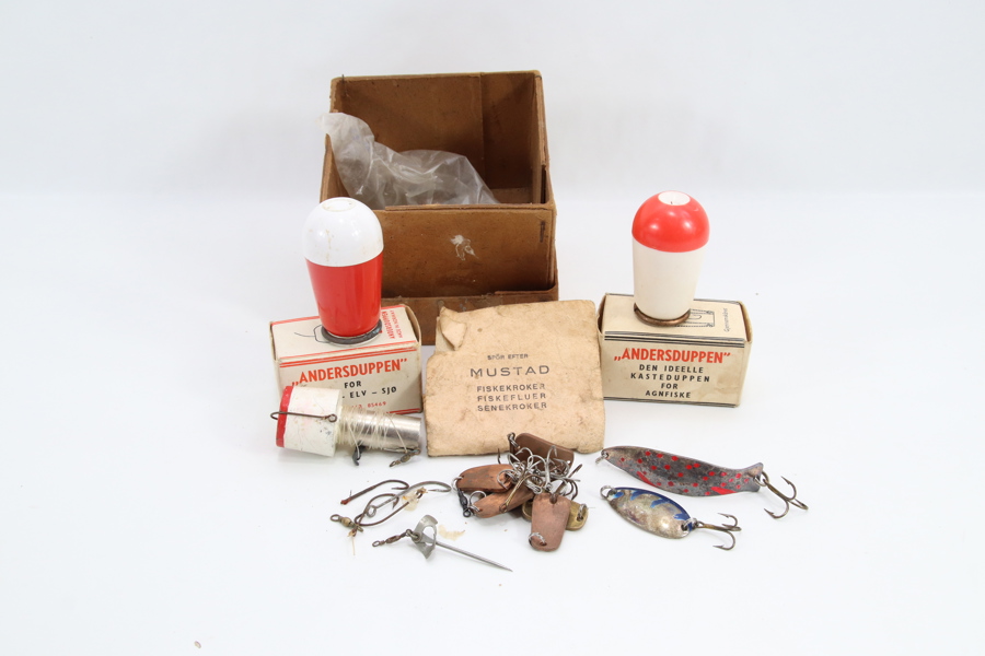 Samling eldre fiskeutstyr – Andersduppen i eske, sluker, Mustad-kroker og «Snerten» eske