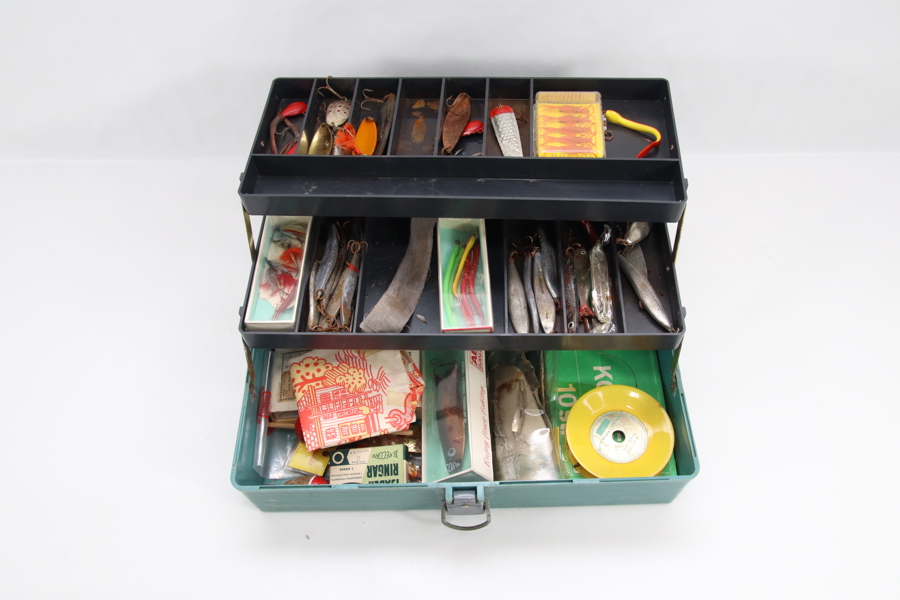 Vintage fiskeskrin med diverse sluk og utstyr – større samling