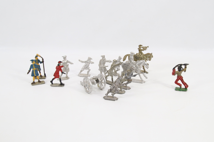 Samling med 15 eldre tinnsoldater – blandet infanteri, kavalerister og kanon