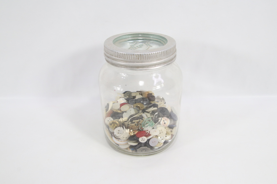 Norgesglass fylt med diverse vintage knapper