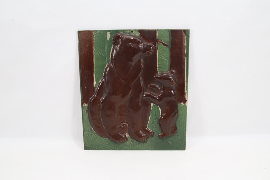 Støpejernstavle med emaljert bjørnemotiv