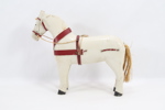 Håndlaget trehest med seletøy, malt i hvitt og rødt