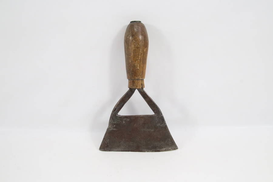 Antikk håndholdt matkutter i jern og tre