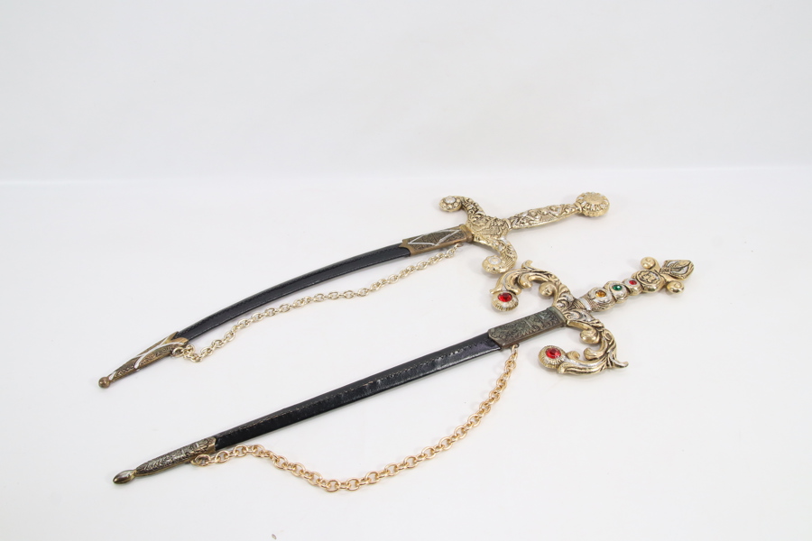 To dekorative kortsverd med slire, metall og utsmykninger