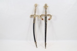 To dekorative kortsverd med slire, metall og utsmykninger