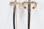 To dekorative kortsverd med slire, metall og utsmykninger