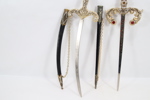 To dekorative kortsverd med slire, metall og utsmykninger