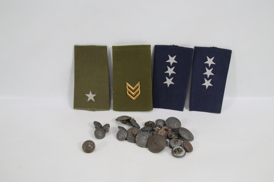 Samling militære distinksjoner og knapper