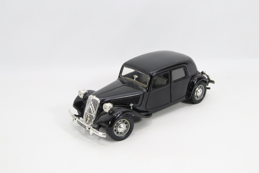 Bburago Citroën Traction Avant 15 CV – 1:24 modellbil
