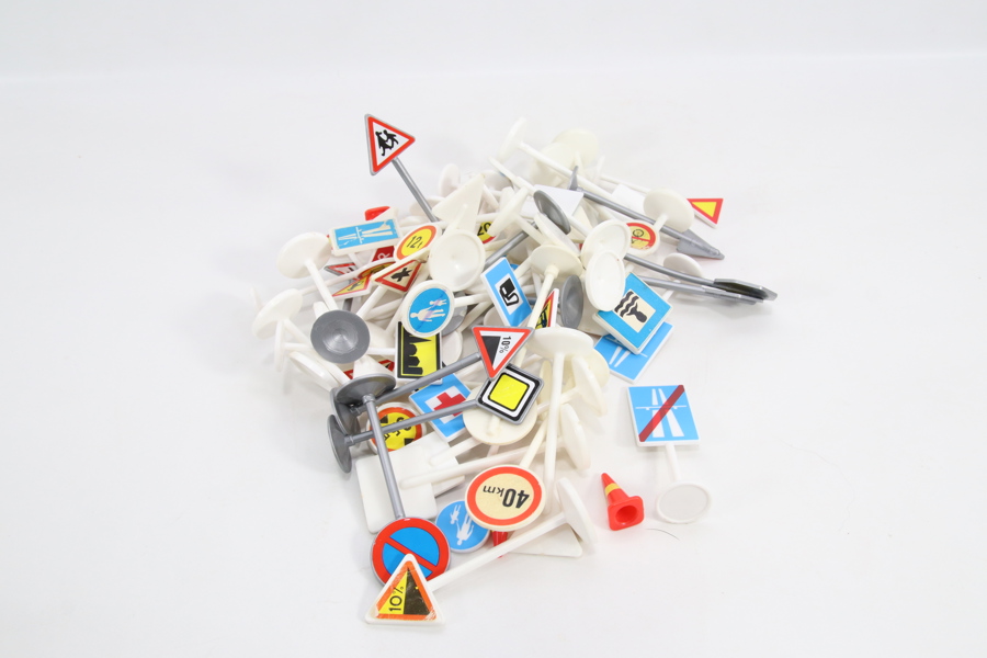 Lot med små trafikk­skilt til lek – blandet typer