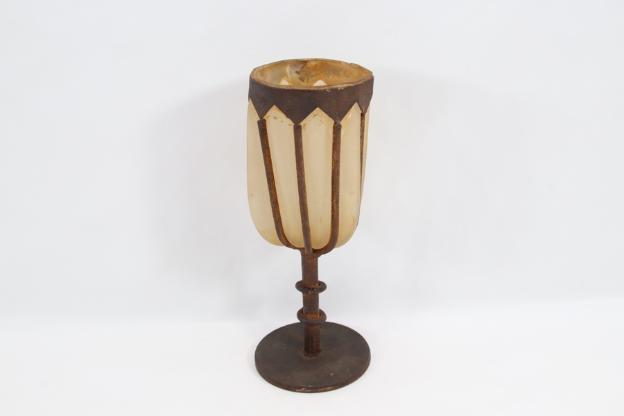 Blomsterkopp i jern med glassinnsats
