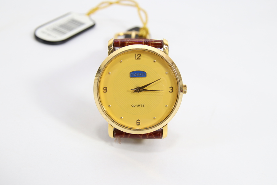 Yangkey quartz armbåndsur med gullfarget kasse og brun rem
