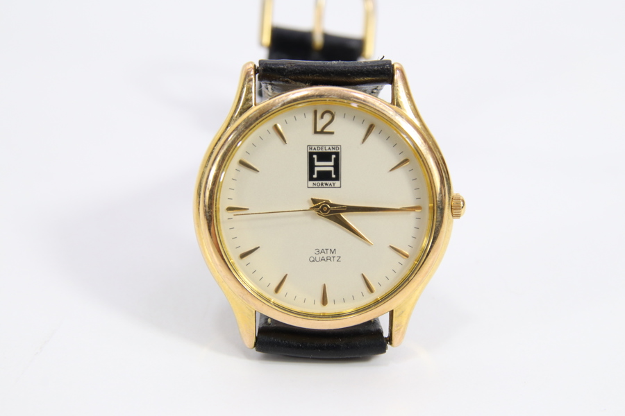 Hadeland Norway quartz armbåndsur med gullfarget kasse og sort rem
