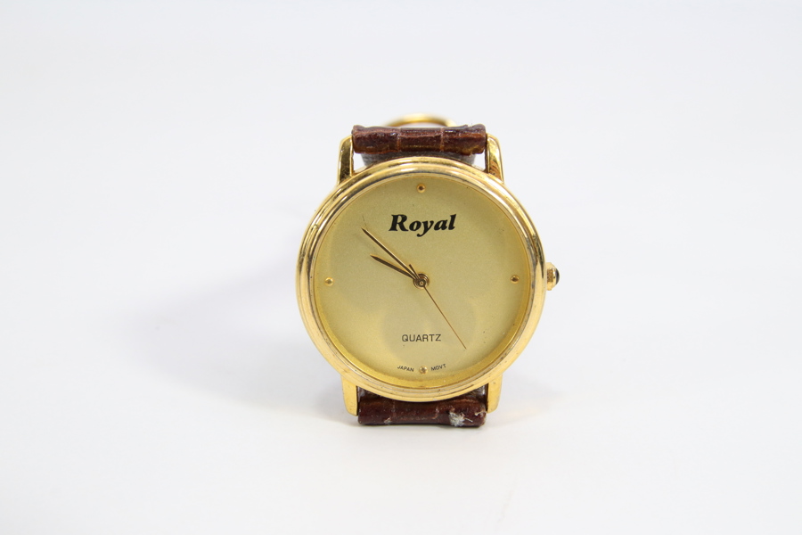 Royal quartz armbåndsur med gullfarget skive og brun rem