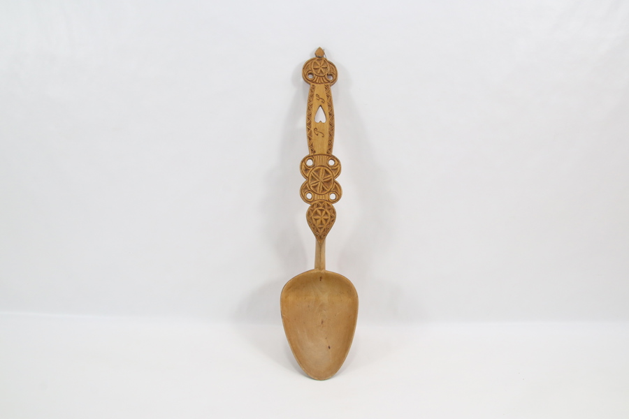 Håndskåret tresleiv med dekorert skaft, datert 1920