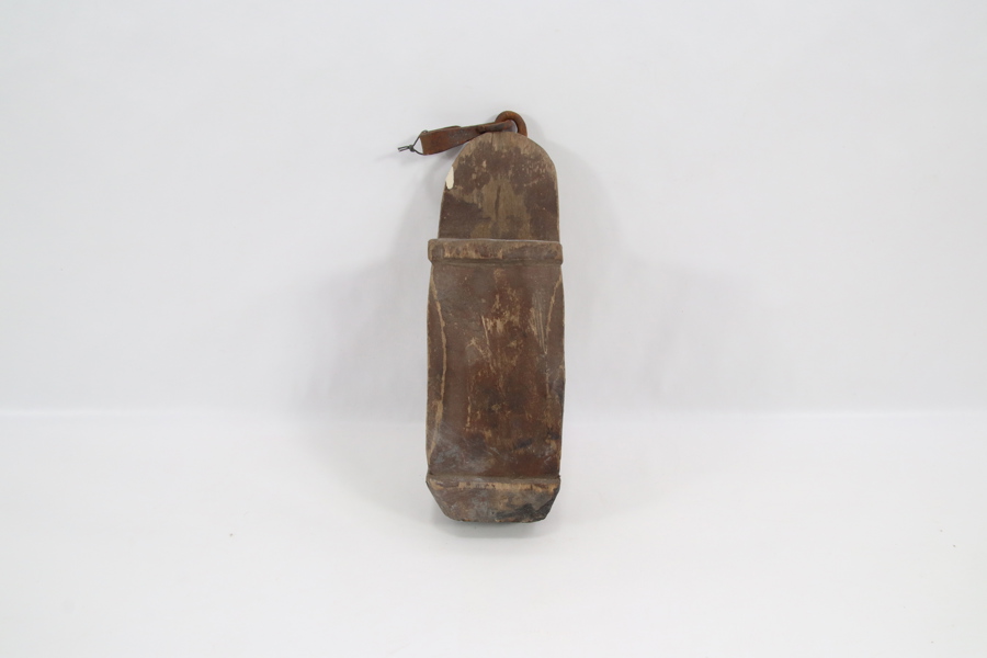 Antikk treskjært beholder med krok