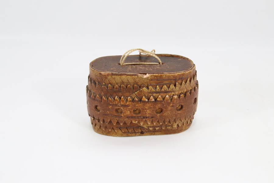 Liten snusboks i bjørkebark med utskåret dekor
