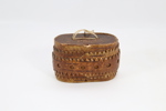 Liten snusboks i bjørkebark med utskåret dekor
