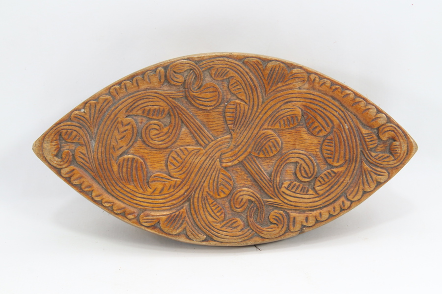 Håndskåret trebørste med dekorativt mønster
