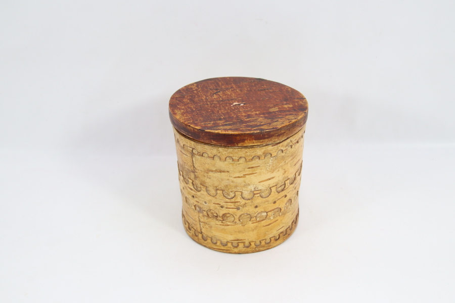 Håndlaget bjørkebarkboks med utskårne detaljer