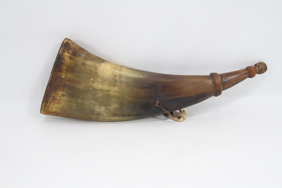 Eldre krutthorn i kuhorn med trespiss 