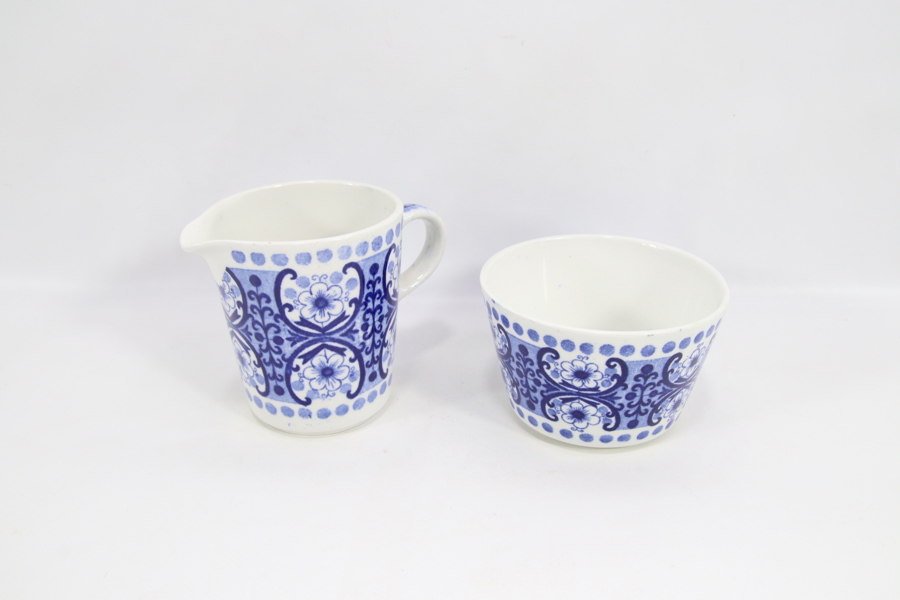 Arabia Finland Ali fløtemugge og sukkerkopp – Raija Uosikkinen dekor
