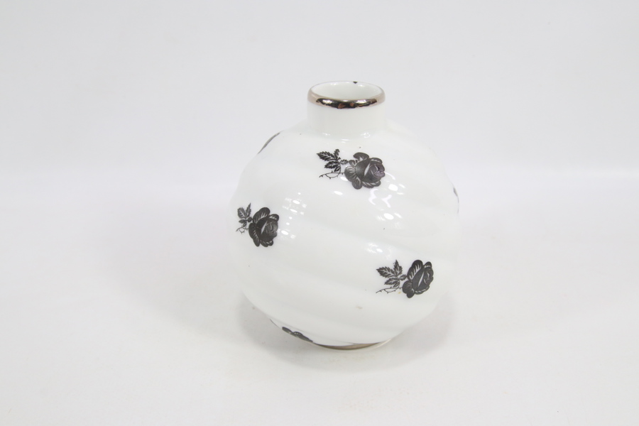 Porsgrund Porselen vase – Nora design, hvit med rosedekor
