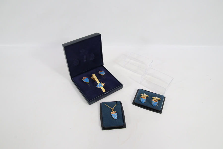 Mansjettknapper, slipsnål og anheng – emaljedekor
