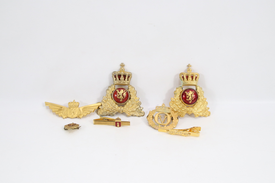 Samling militære og sivile merker i metall
