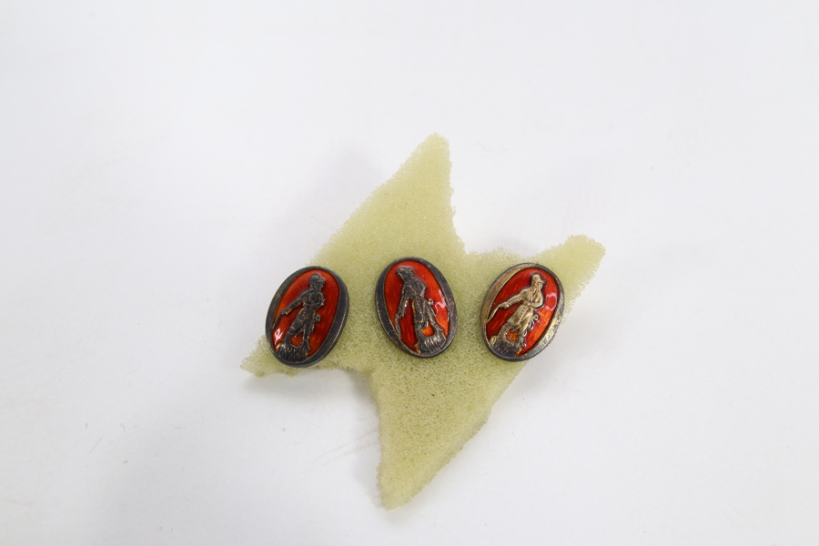 Tre emaljemerker med figurmotiv
