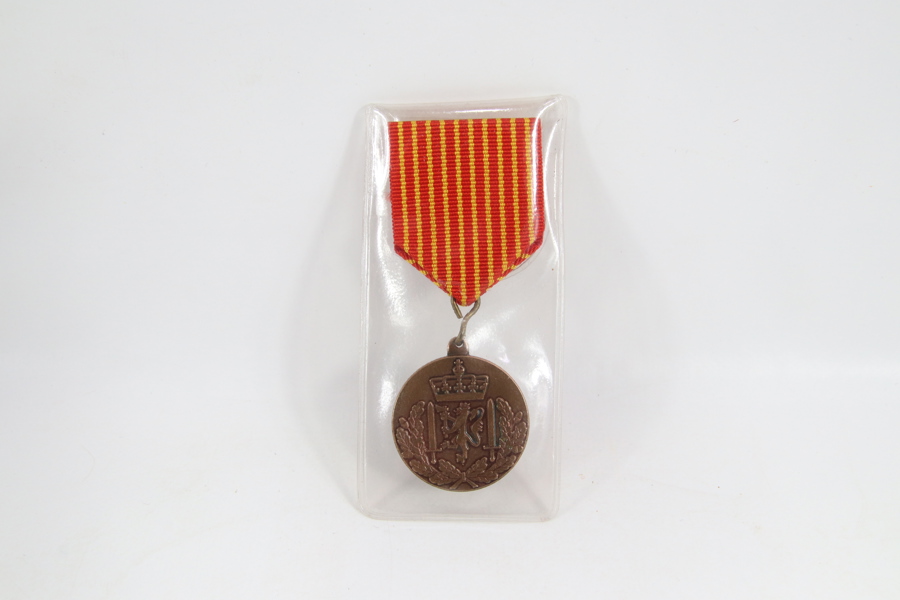 Norsk medalje «Hæren – For fred og frihet» med bånd
