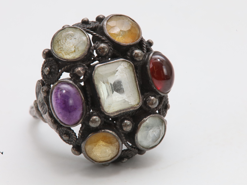 Håndlaget sterling sølvring med steiner – filigran, vintage (str. 18 mm)