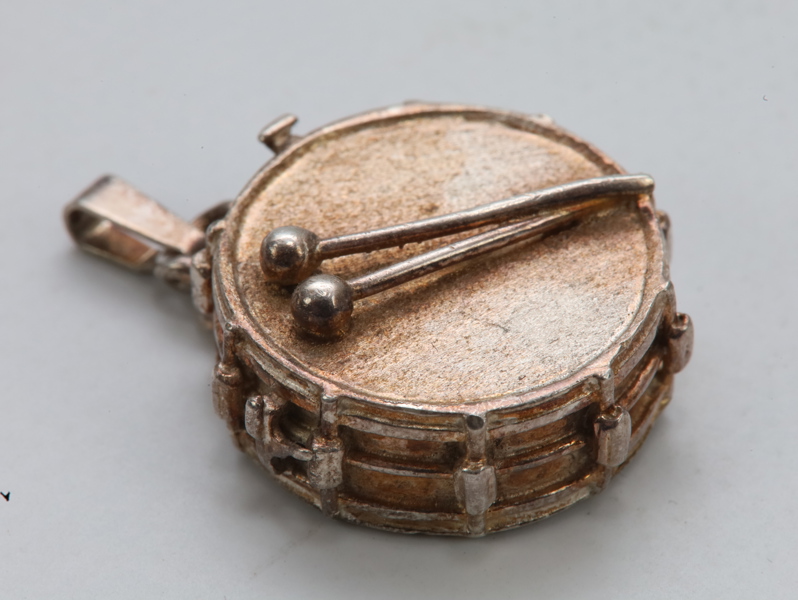 925 sølv anheng – tromme med trommestikker (vintage, ca. 2 cm)