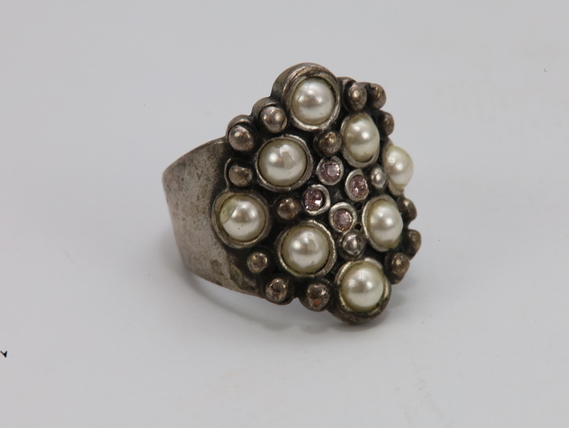 Vintage ring med perler og rosa steiner – cluster design (str. 17 mm)