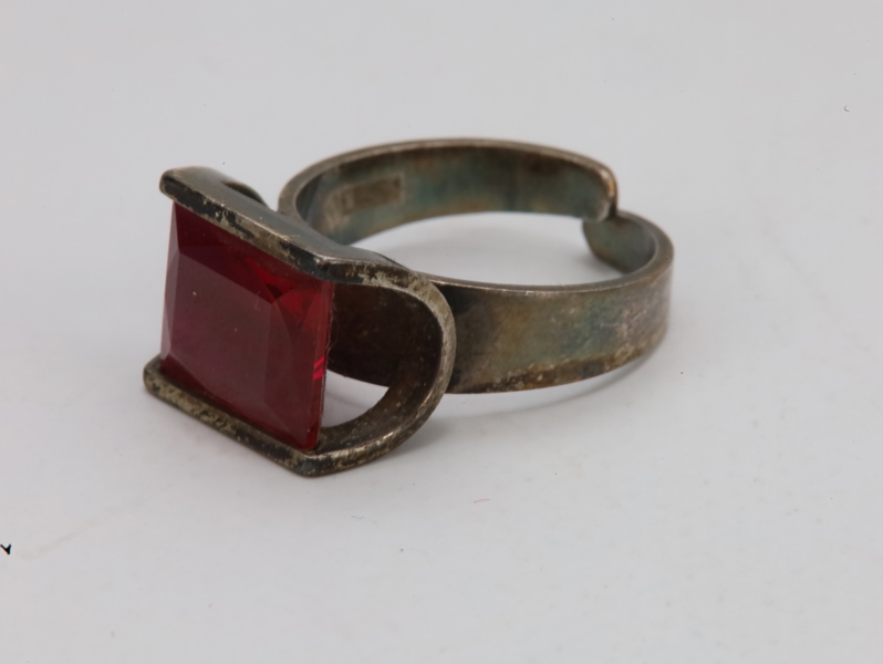 Vintage sølvring med rektangulær rubinrød glass-/syntetisk sten, stemplet 925S (justerbar størrelse)