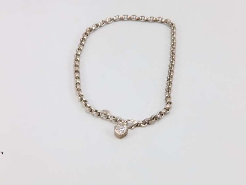 Huldre Sølv halskjede i 925 sølv med hjerteanheng – designet av Elise Thiis Evensen