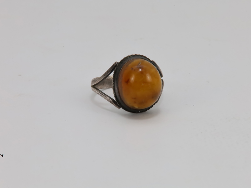 Sølvring med ravkule (amber), ca. midten av 1900-tallet