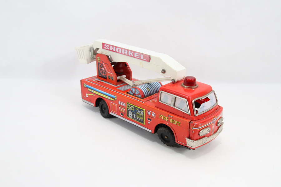Vintage blikk brannbil med snorkel – Made in Japan
