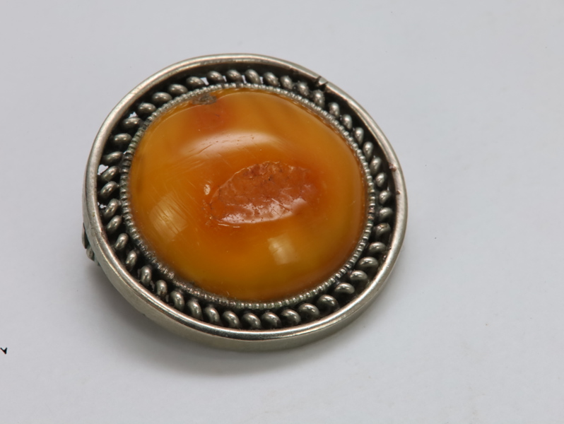 Vintage sølvbrosje med baltisk rav – 22 mm