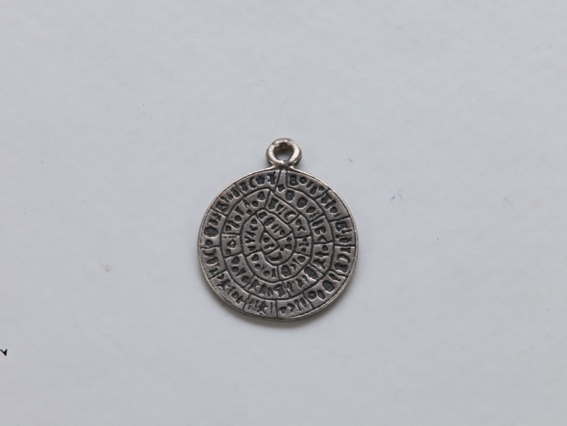 Anheng med Phaistos-disk motiv – moderne reproduksjon