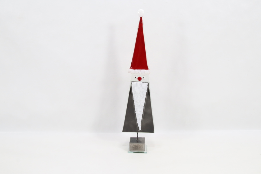 Glassfigur formet som nisse på sokkel