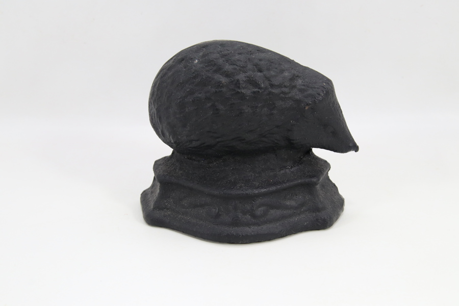 Støpejernsfigur med stilisert dyreform
