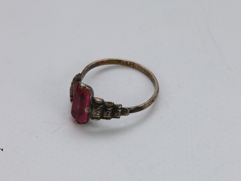 Vintage sølvring med rødfarget fasettslipt sten (str. 16 mm)
