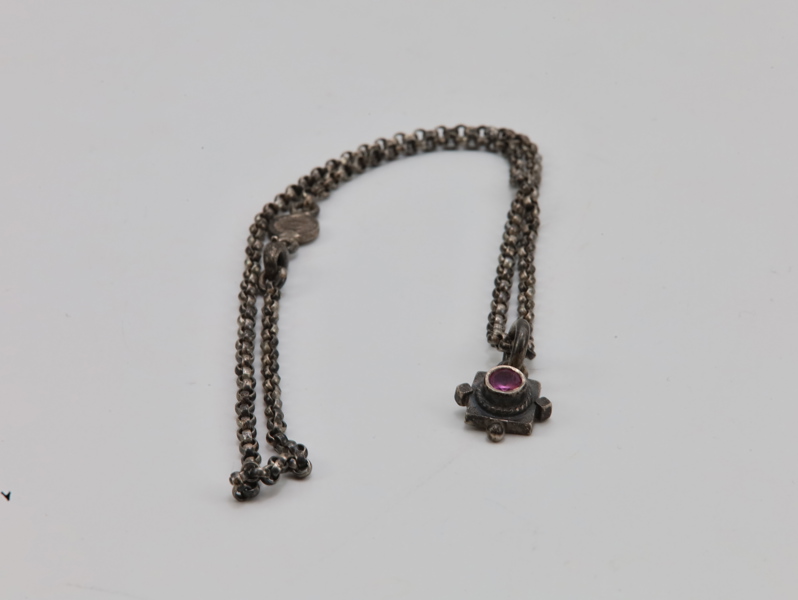 Huldresølv – Sølvkjede med anheng og rosa stein (925S, halvmåne stempel)