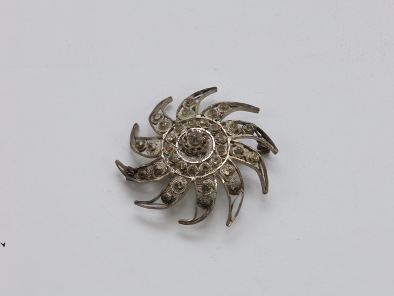 Sølvbrosje (45 mm) i filigransarbeid – blomster/solmotiv, vintage