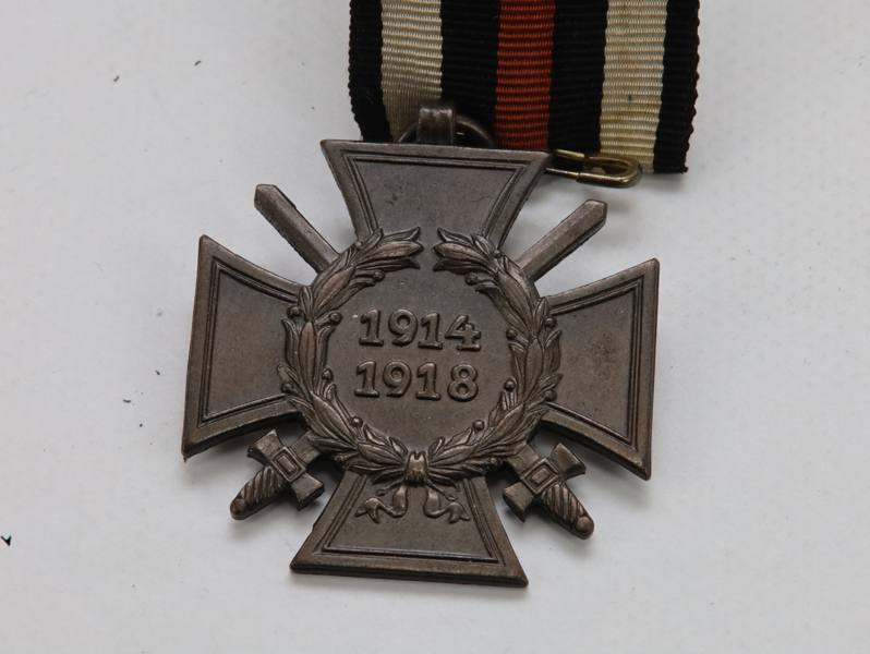 Tysk Ehrenkreuz für Frontkämpfer 1914–1918 (Hindenburgkorset), med original bånd – produsert av R.V. Pforzheim