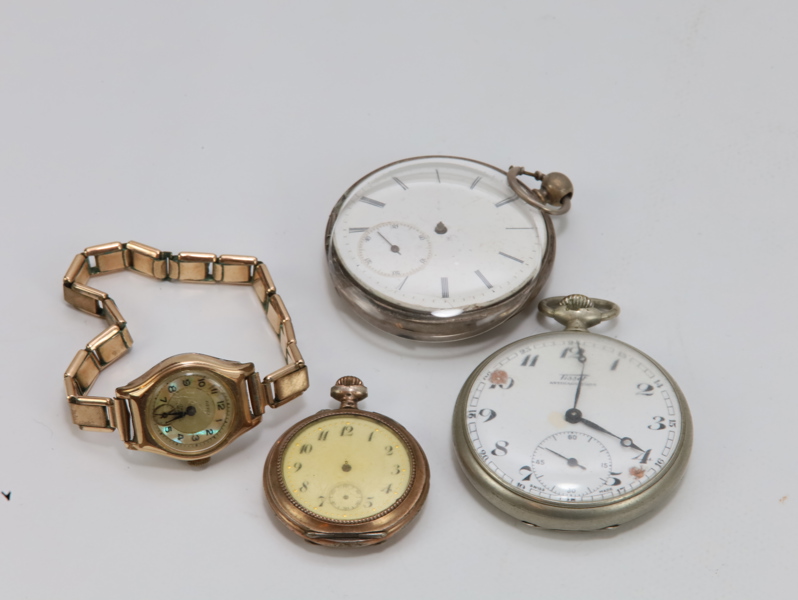 Lott med 4 antikke/eldre klokker – Tissot Antimagnetique lommeur + lommeur m/romertall + mindre lommeur + vintage damearmbåndsur (defekte)
