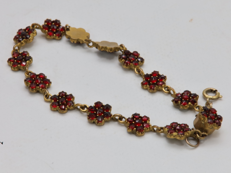 Forgylt vintage armbånd med rosettmønster og granater – 21 cm